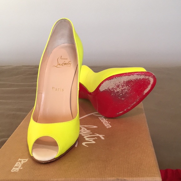 SOLD. Christian Louboutin Pump - Picture 4 of 5